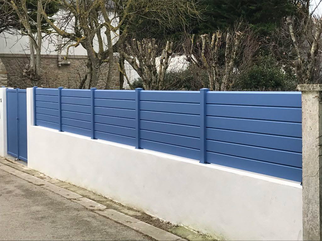 Clôture moderne bleue à lattes horizontales sur un mur blanc, avec portail assorti et numéro 5.