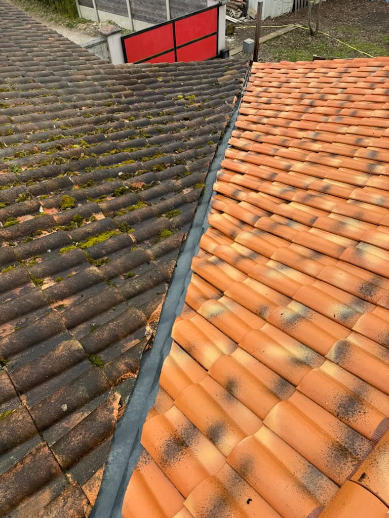 Toiture avant après nettoyage: un côté sale couvert de mousse, l'autre propre et lumineux. Contraste évident.