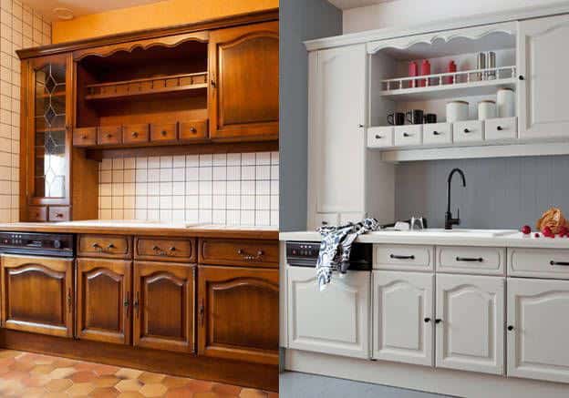 Comparaison de cuisine rénovée: à gauche, meubles en bois sombre et carrelage blanc; à droite, mêmes meubles repeints en blanc, avec évier et robinet noirs.